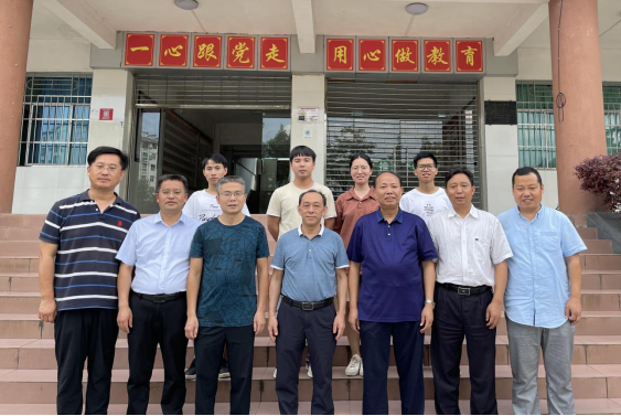 贵州民族大学, 镇远中学领导与实习研究生合影