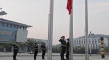 擎旗奋进新征程，建院学子向未来——建筑工程学院师生参加升旗仪式