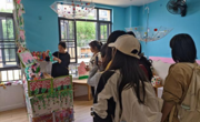 我院2023级学前教育1班到花溪幼儿园开展游戏环境创设课程实践活动