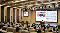 校党委书记褚光荣为学生上形势与政策课