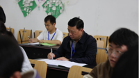 校党委书记吕国富深入课堂听思政课