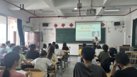 校党委书记褚光荣深入课堂听思政课