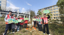 我院组织师生参加“贵山石榴红”植树活动