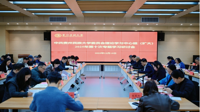 校党委理论学习中心组举行2025年第十次专题学习研讨会吕国富主持会议并讲话
