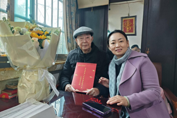 贵州民族大学副校长汪红慰问百岁退休干部曾庆芳