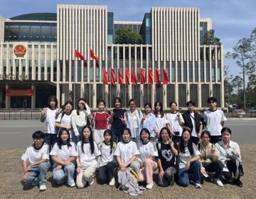贵州民族大学东盟人文学院赴越交流学生参加国家领导人访问越南期间志愿服务活动