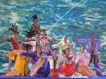 汉语桥夏令营学生在东盟教育交流周开幕式上的表演