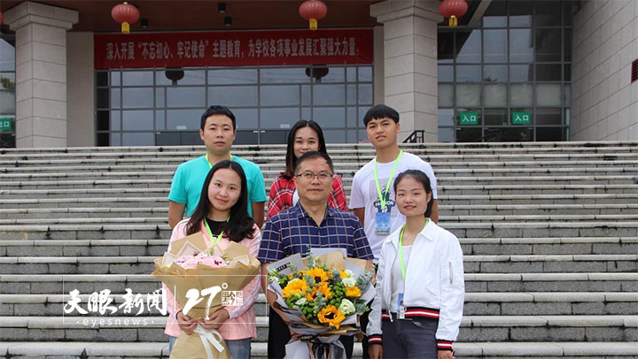 桃李芬芳 王林校长与指导研究生合影留念.jpg