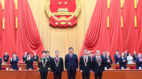 新华社：全国抗击新冠肺炎疫情表彰大会在京隆重举行 习近平向国家勋章和国家荣誉称号获得者颁授勋章奖章并发表重要讲话