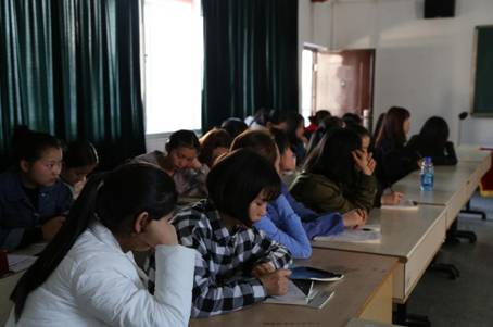 团员认真聆听