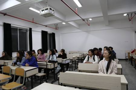 全体学生会成员认真聆听学校校识