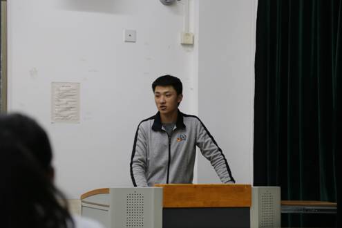 学生会主席范力同学发言