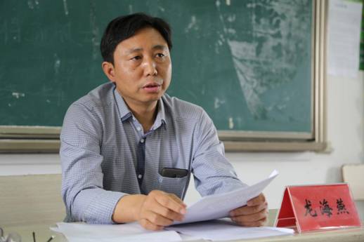 3.龙海燕宣读学校征兵工作实施方案