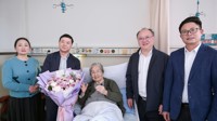 致敬建校前辈 传承初心使命  校领导看望慰问离休老干部马秀云