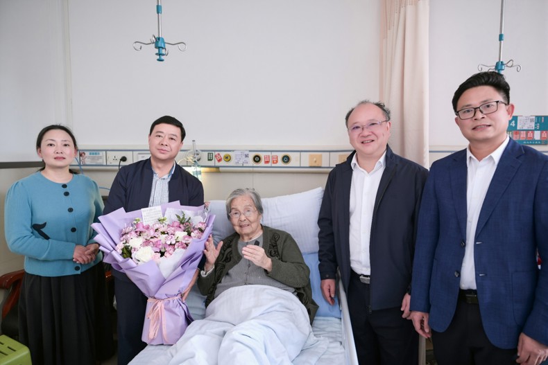 致敬建校前辈 传承初心使命  校领导看望慰问离休老干部马秀云
