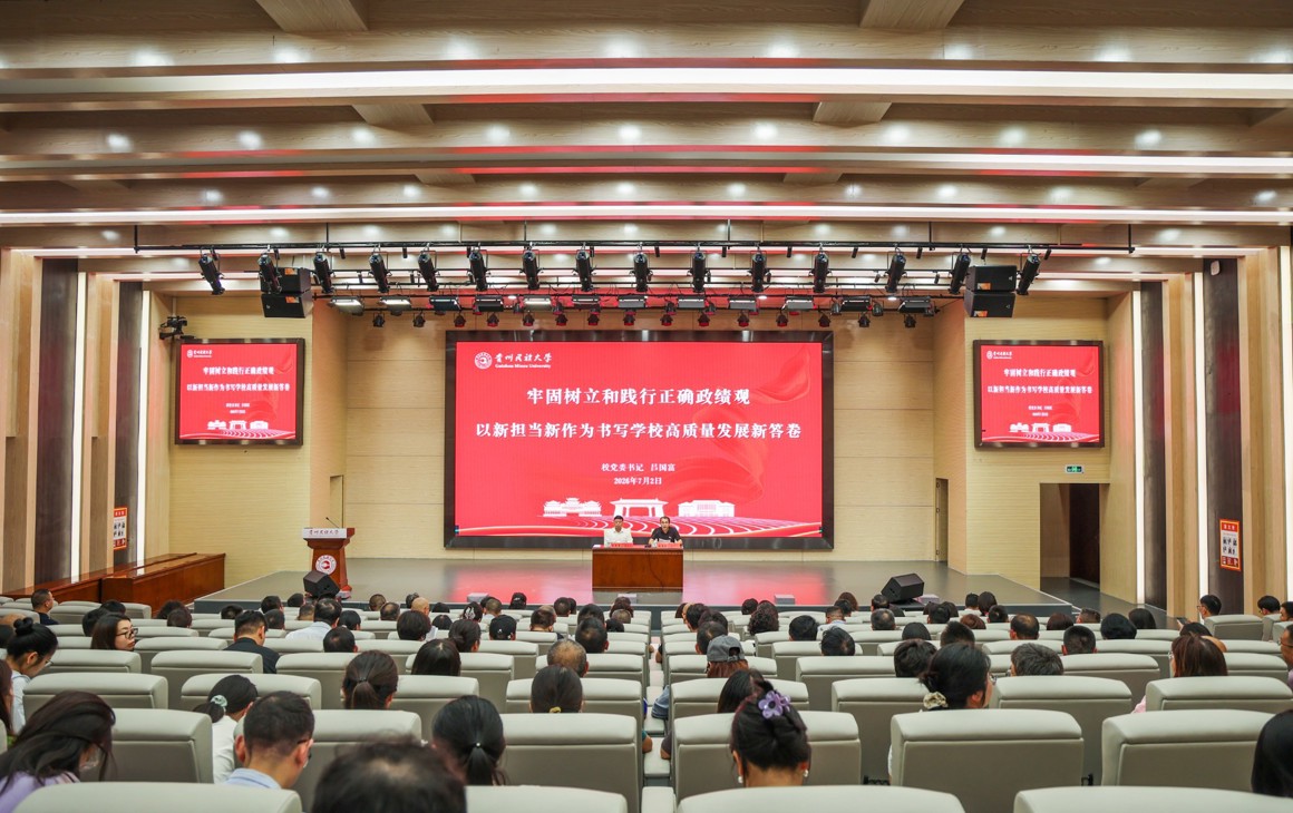 吕国富为学校党员干部讲专题党课