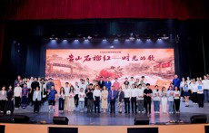 我校原创校史话剧《贵山石榴红——时光的歌》贵山校区专场温情上演